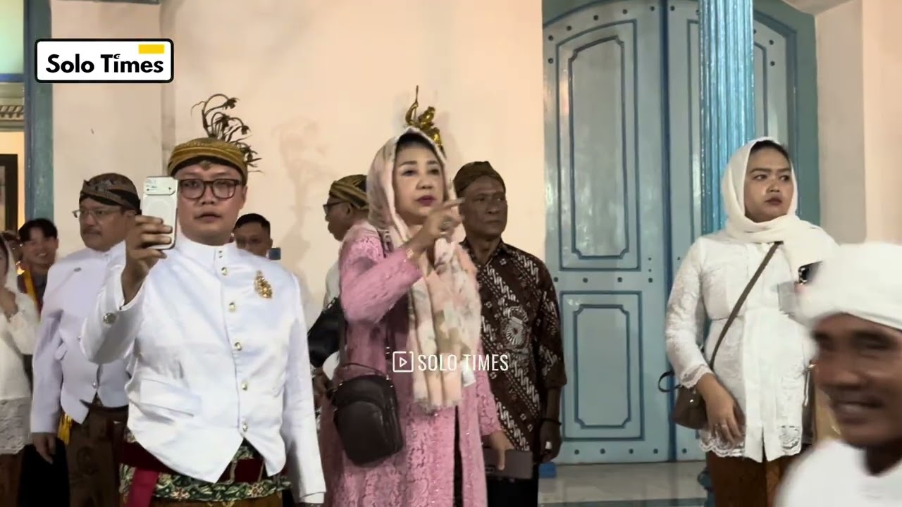 Peringatan Malam Selikuran Kubu PB XIV Hangabehi. Bikin Masjid Agung Solo Penuh Sesak.