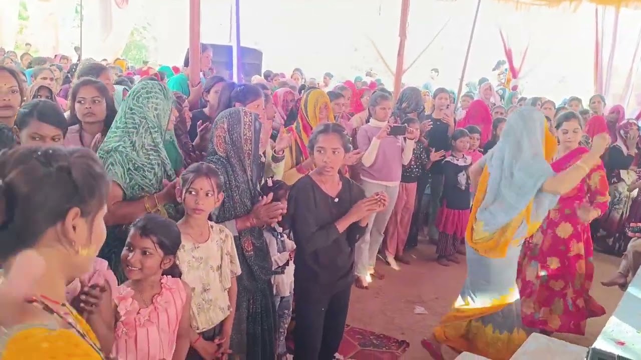 आएगा मेरा सांवरा है जरा मुरली बजा के देख.....❤️ ग्राम महेरा के कथा पांडाल मे शानदार भजन...❤️🥰