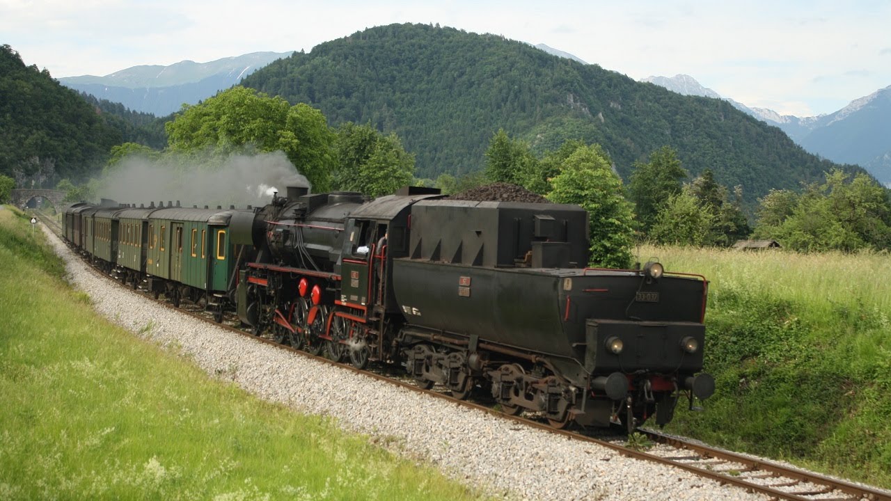Dampfzug in Slowenien: Dampflok SŽ 33-037 mit Museumszug auf der Wocheinerbahn