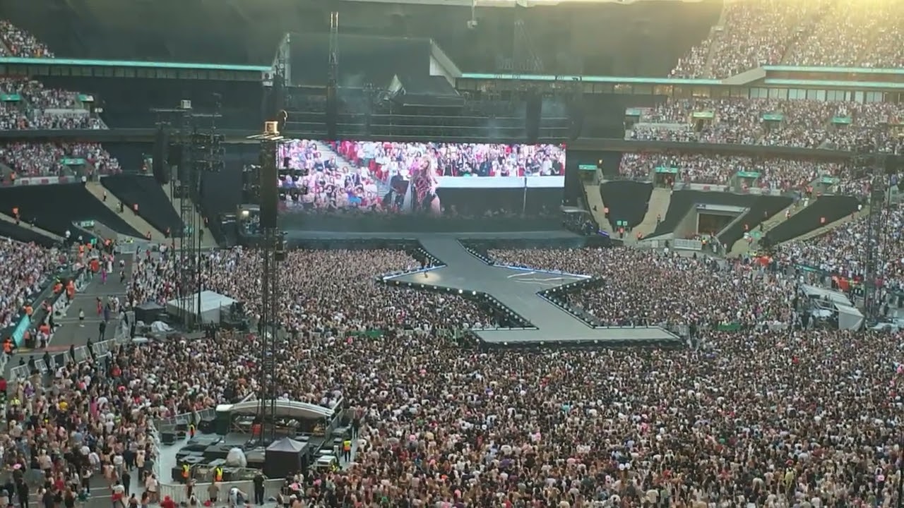 Taylor Swift - Delicate  • Wembley 