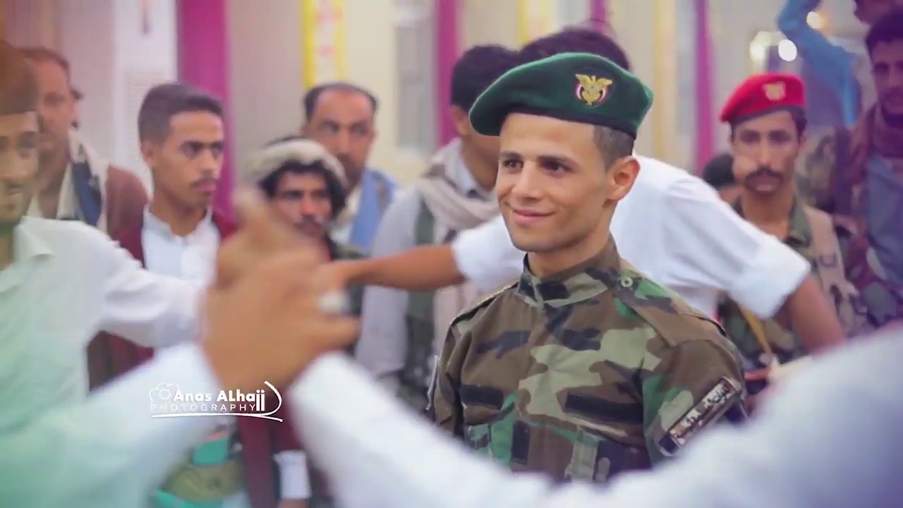 عريس تعزي يصر على لبس الزي العسكري في فرحة عرسه