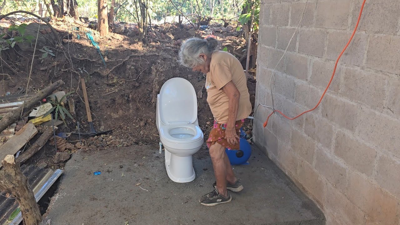 Doña juanita haciendo el uso adecuado del inodoro