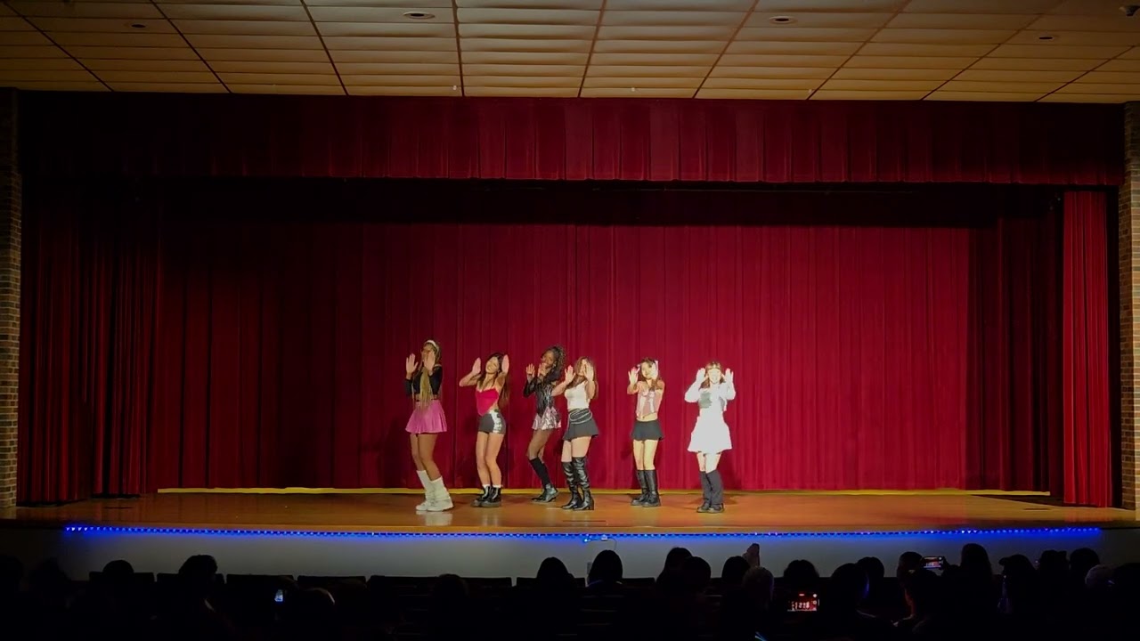 [K-POP IN SCHOOL] STAYC ( 스테이씨) - RUN2U | DANCE COVER