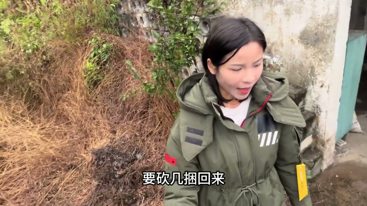 老屋漏雨严重，小七临时清块空地今晚搭帐篷过夜，买床后续再弄