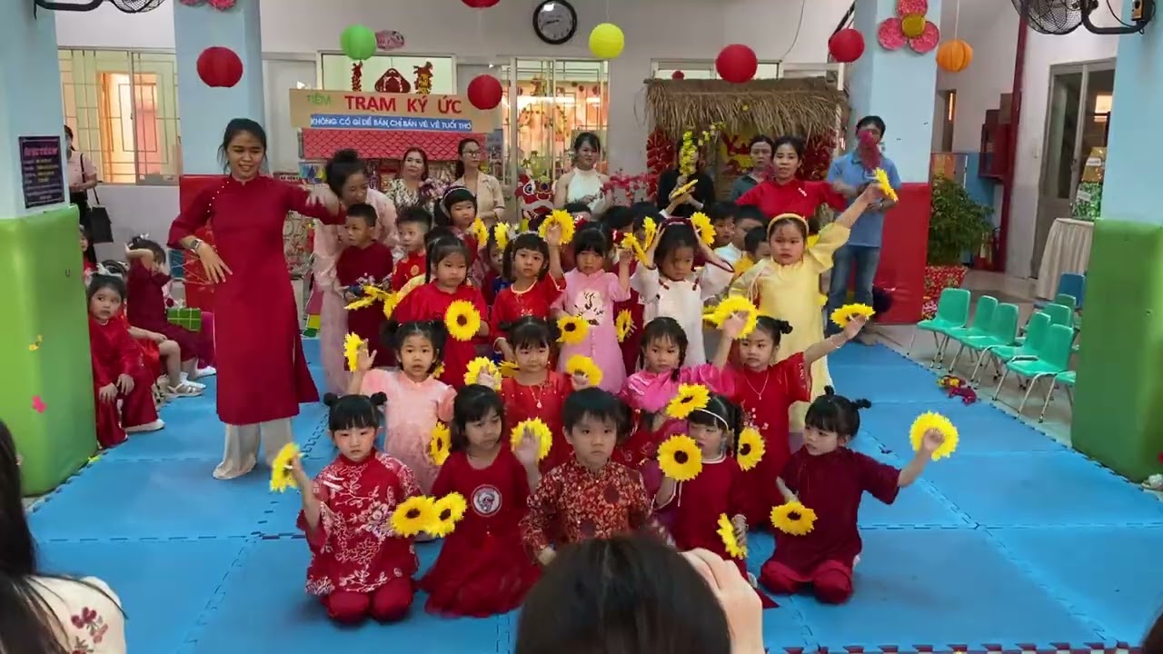 Lá 1 múa dân vũ mừng xuân Bính Ngọ