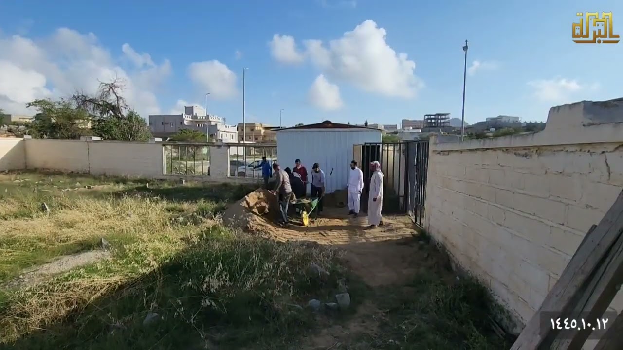 صيانة وإصلاح أبناء #قرية_البركة وفقهم الله للقبور التي تأثرت بسبب الأمطار .. شوال ١٤٤٥ هـ