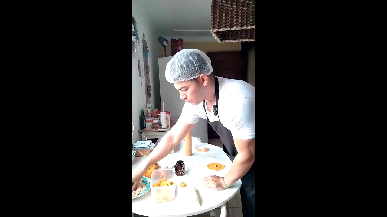 Olá boa tarde gente vamos tô ao vivo fazendo bolinha de queijo uma delícia 😋