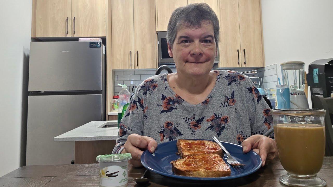 Утренняя беседа с французскими тостами, йогуртом и кофе.