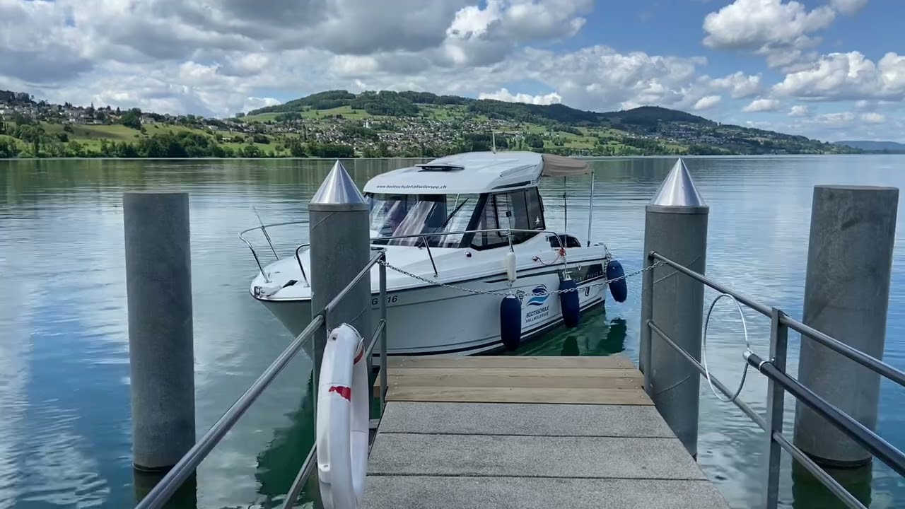 Motorbootmanöver Wenden über Bug am Steg