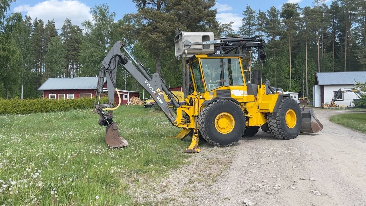Köp Traktorgrävare Volvo BM El70C med flera redskap på Klaravik