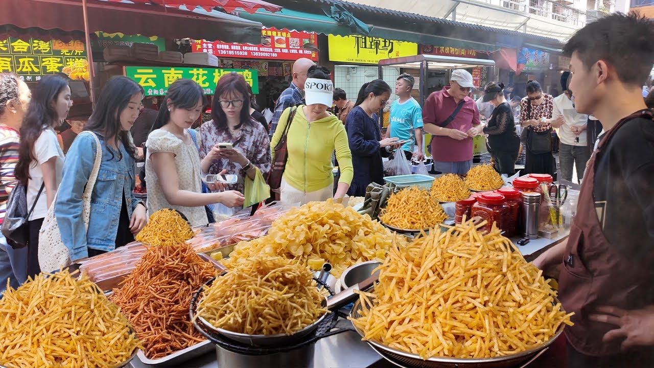 贵州贵阳最热闹的两大市场合集，各种贵州街头美食，香甜软糯的碗儿糕，各种口味的脆哨，贵阳必吃的肠旺面，现场制作的薯片，算辣爽口的蔬菜沙拉，爆浆的豆腐丸子，沾满糯米的滚米团，贵阳糯米饭，咸甜的热糍粑