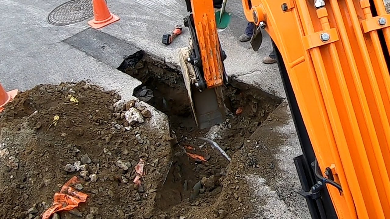 동래역일대 지중화사업 통신작업 DEVELON DX35Z-7 신세계미니중기