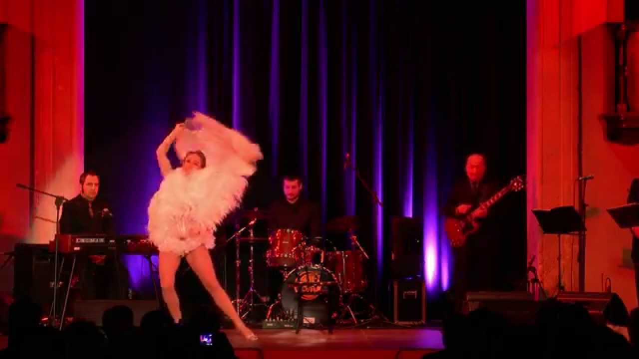 Cherry Shakewell - classic white feather fan dance.
