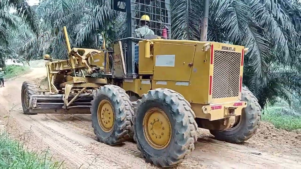 SKILL OPERATOR ALAT BERAT GLEDER ❗❗ GREDING JALAN YANG BERLUBANG DAN BERUMPUT 