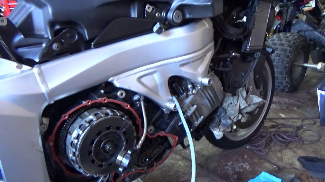 BMW K 1200GT (K44) 2006. Encontrado origen sonido inusual motor. Rotura patín cadena distribución.