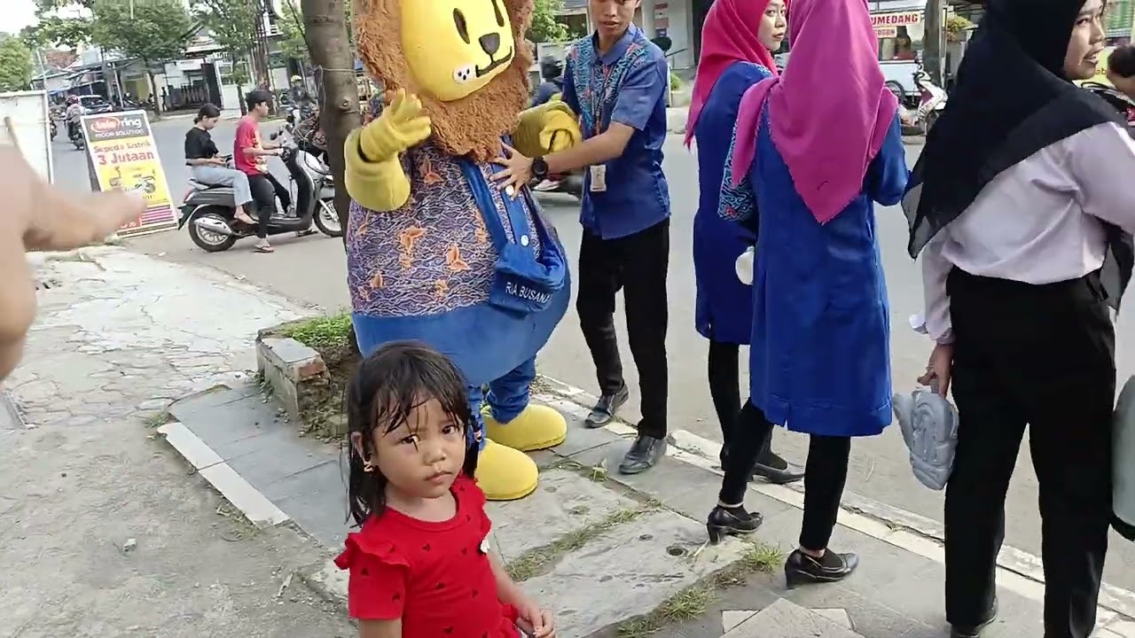 Dede fidia  pengen foto bareng badut RB