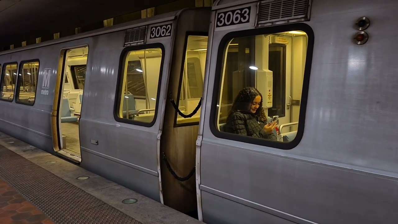 WMATA: 3000-series on the Silver Line at L'enfant Plaza 