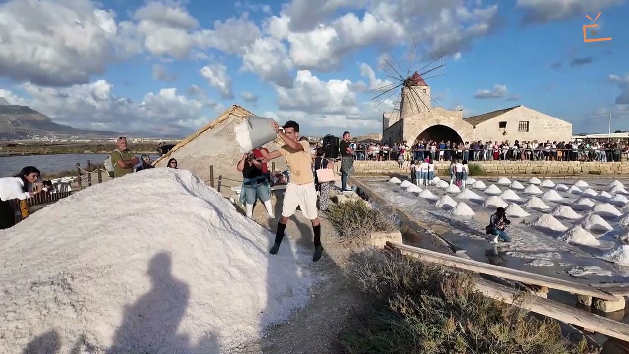 La tradizionale raccolta del Sale presso la salina Culcasi di Nubia (Trapani)