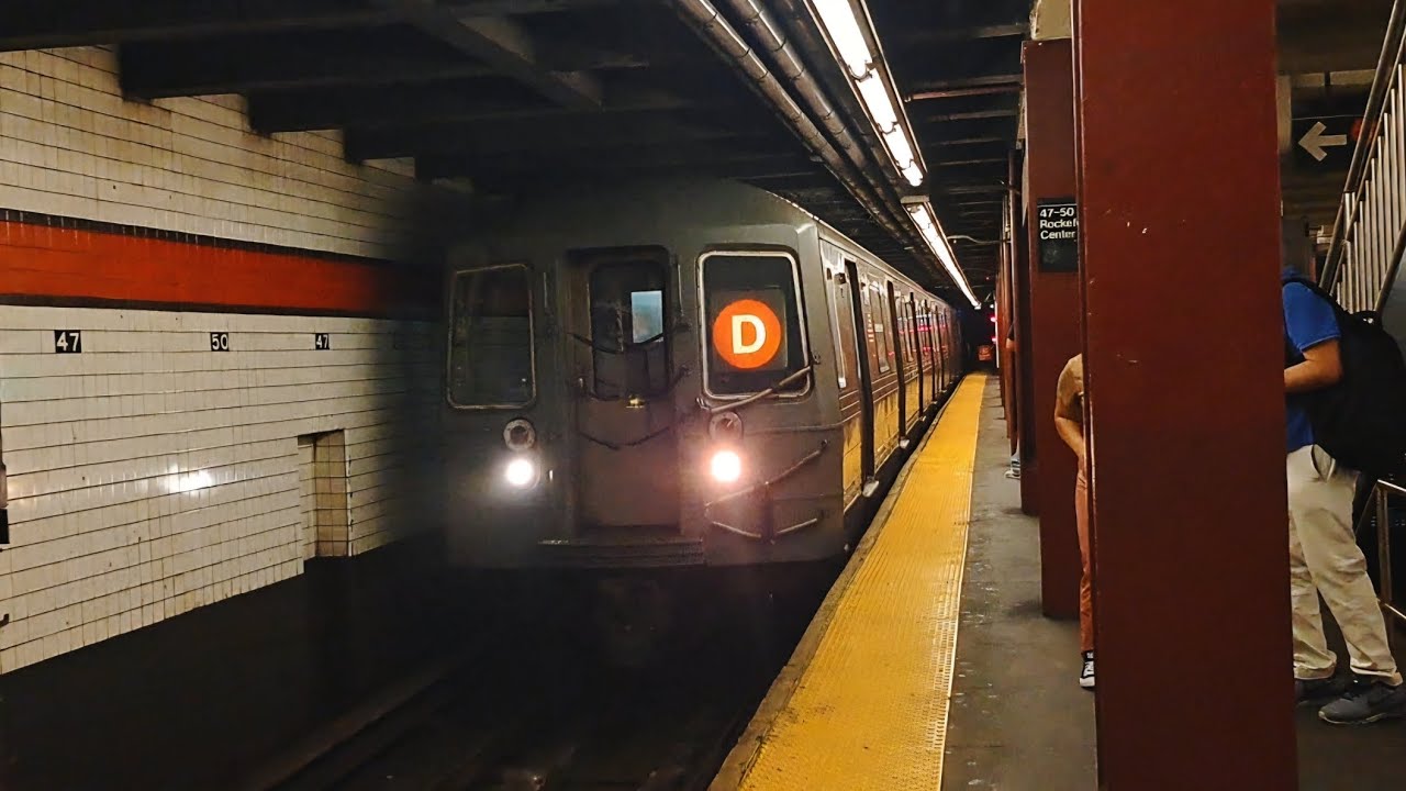 R68, R160A/B, R179 & R211A (B) (D) (F) & (M) Train Action @ 47th-50th Street Rockefeller Center 