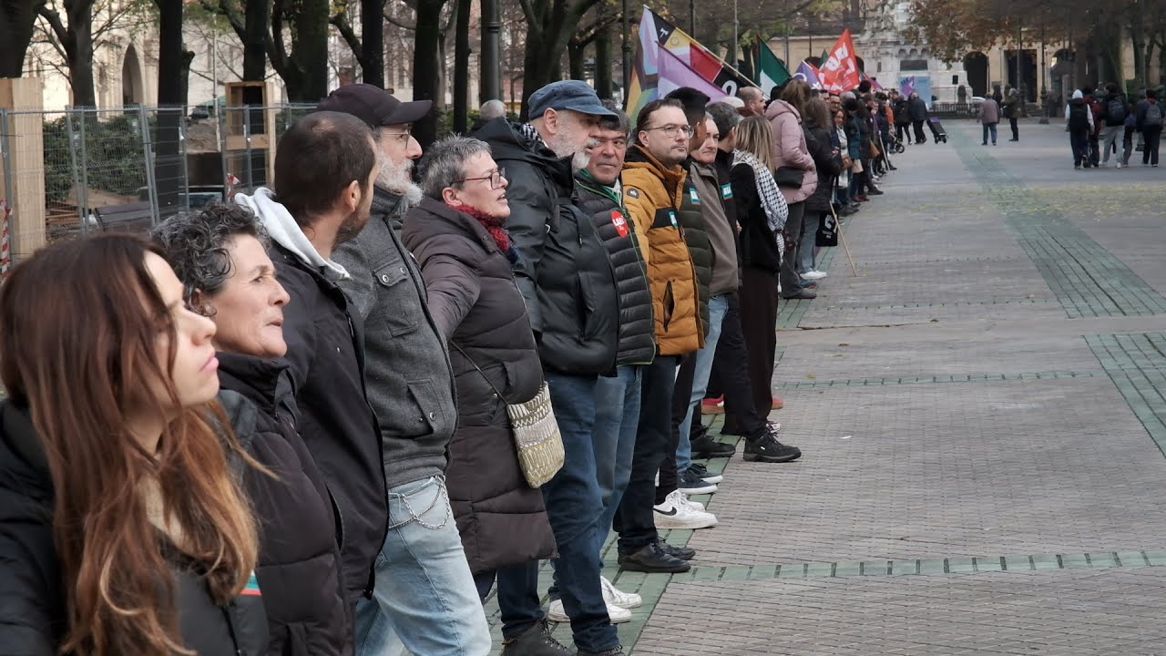 Sindikatuek giza kate batekin lotu dituzte Gobernua eta Parlamentua Gutxieneko Soldataren alde