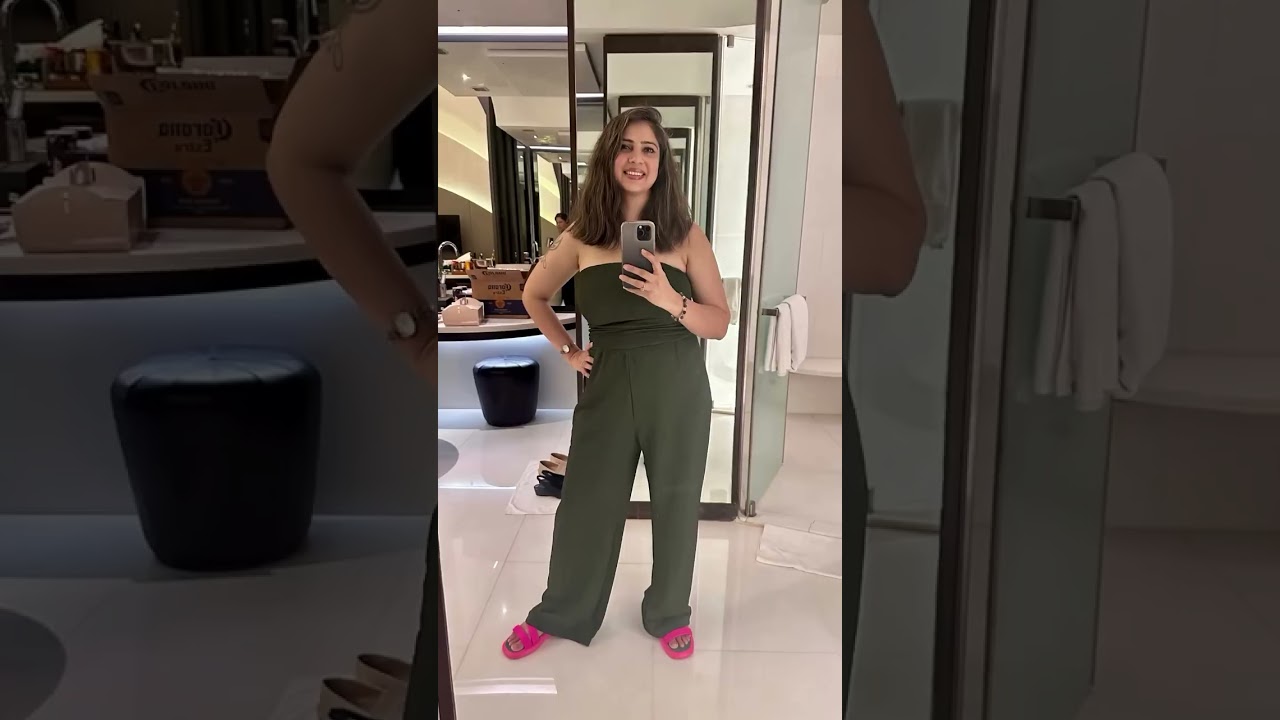 Beautiful anchor sakshi Joshi looks in green dress #viral
