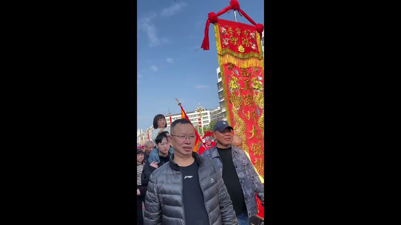 潮汕民俗活动，英歌舞，潮州大锣鼓，镖旗，挑花篮。好多来自全国各地甚至国外的朋友特地来普宁过年，感受真正的年味，好不热闹。欢迎五湖四海的朋友来我们大潮汕感受年味满满的春节，接触淳朴热情好客的潮汕人。