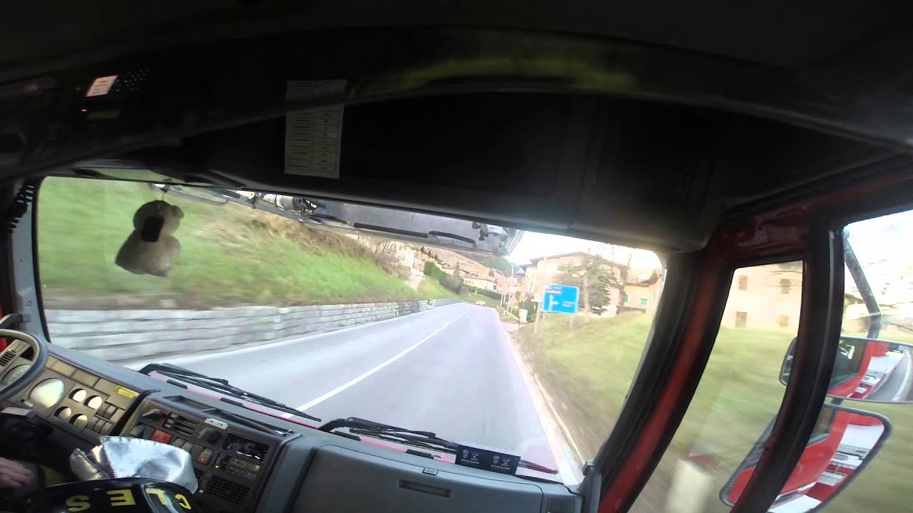 Partenza autoscala Vigili del Fuoco On Board per incendio [VVF in azione con pompieri in sirena]