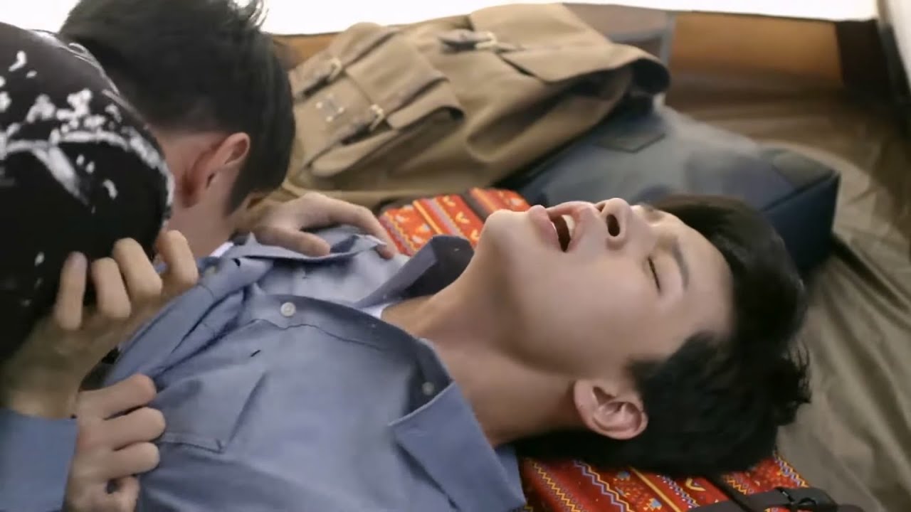 男學生太誘人，老師忍不住在野外撲倒他，把他摁在身下被同學看光了....