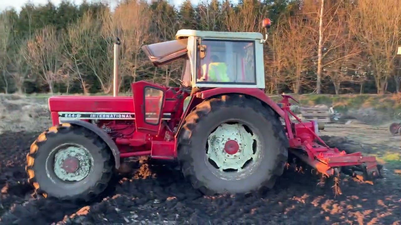 IHC 844SA beim Ballen fahren und Kreiseln   HD 1080p