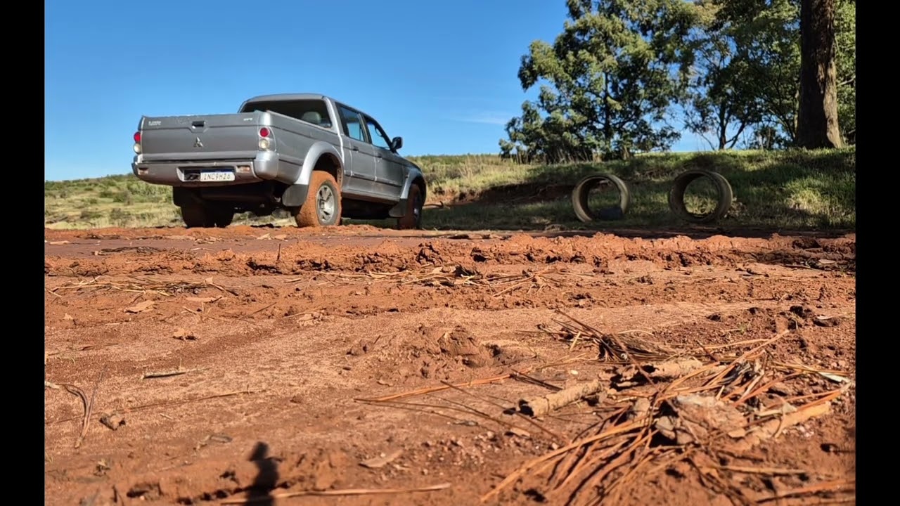 Mitsubishi L200 HPE 2.5 4d56t Cold Start and Offroad, straight pipes (Escape Direto)