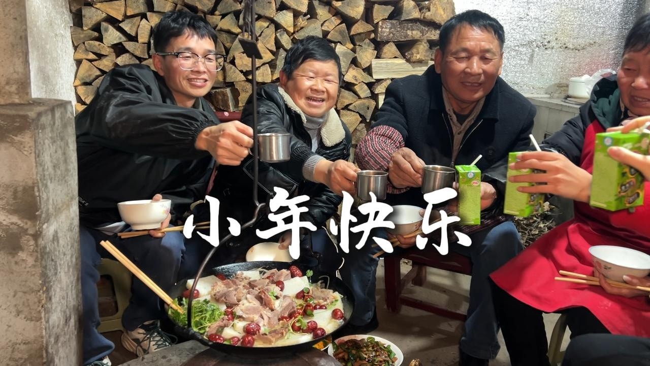 老男孩兄弟俩齐上阵，做个吊锅再炒几个菜，一家人过小年