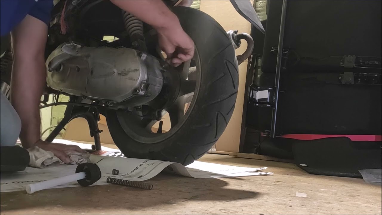 Dae's motos Cambiar liquido de freno y aceite piñones de la Yamaha Jog r