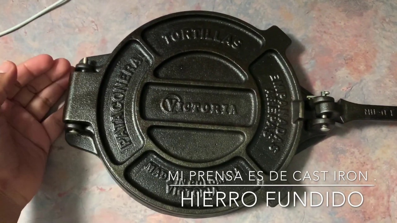 Como limpiar la prensa de tortillas. (how to) clean tortilla press. Como dejar tu prensa como nueva.