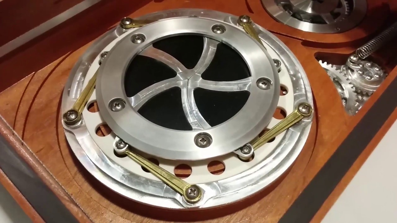 Jewelry box with hidden mechanical iris