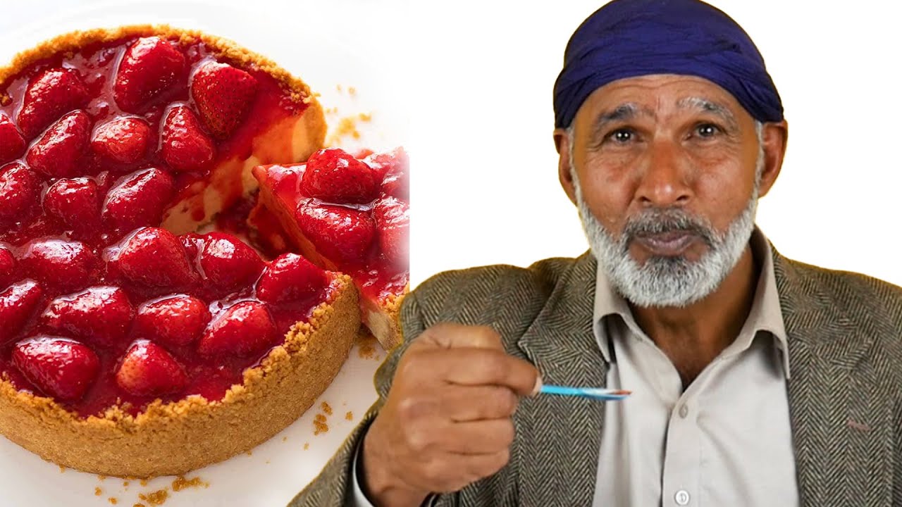 Племенные жители пробуют клубничный чизкейк