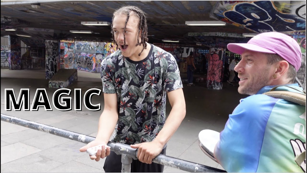 Street magic at London Bridge
