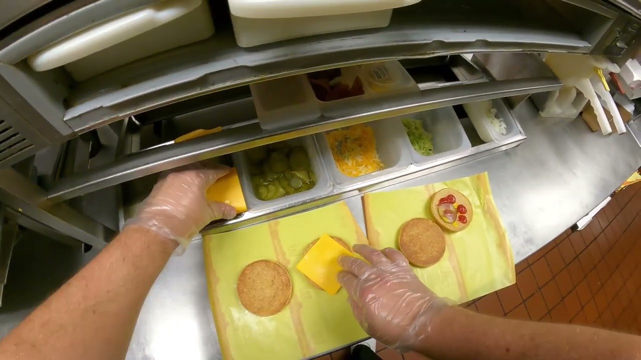 POV в McDonald&rsquo;s: сотрудник в зале не вышел на смену | Одиночный обед за столиком