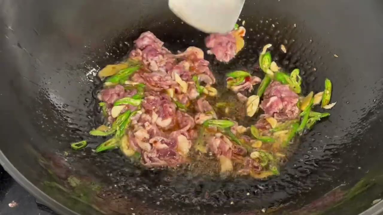 殷二今天去摘菜，发现菜被人家偷了，心里好难受，又摘了一背篼回来 ，把菜当饭吃#记录真实生活 #我的乡村生活