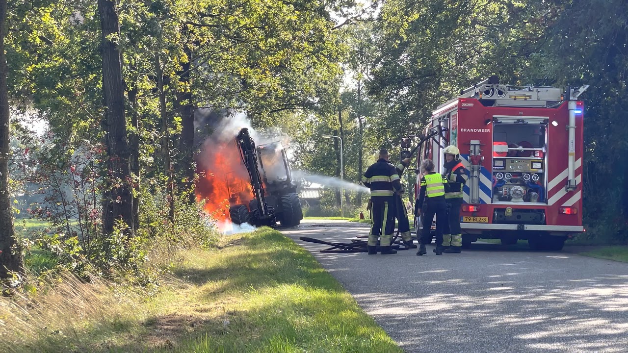 Mobiele kraan volledig uitgebrand in Sumar