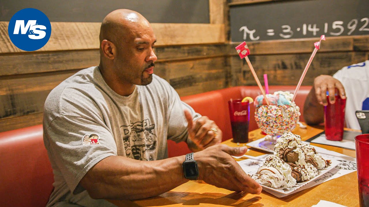 What Bodybuilders Eat at Restaurants | Juan Morel's Cheesy Bacon Burger at Burgerology