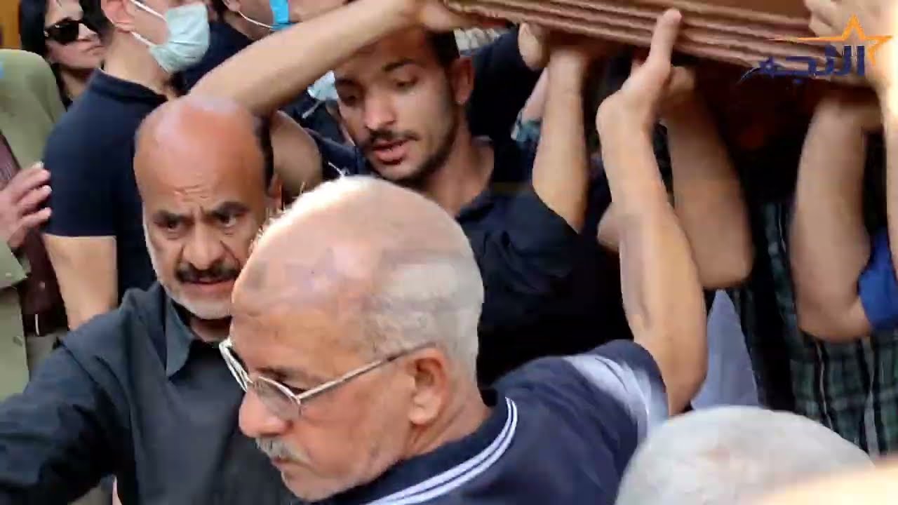 الفنان أشرف مصيلحي وحيد في جنازة والدته وغياب الفنانين