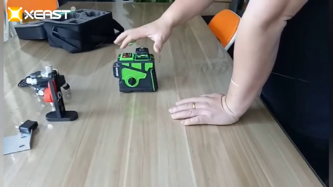 Professional 3D laser level 12 line super strong green light can be attached to the wall