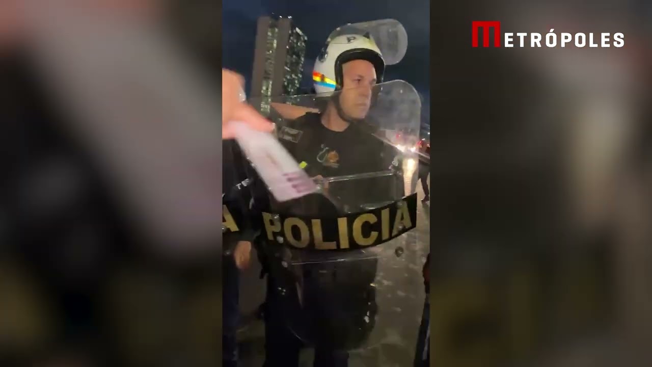 Deputada é atingida por gás de pimenta durante confronto entre indígenas e policiais no Congresso