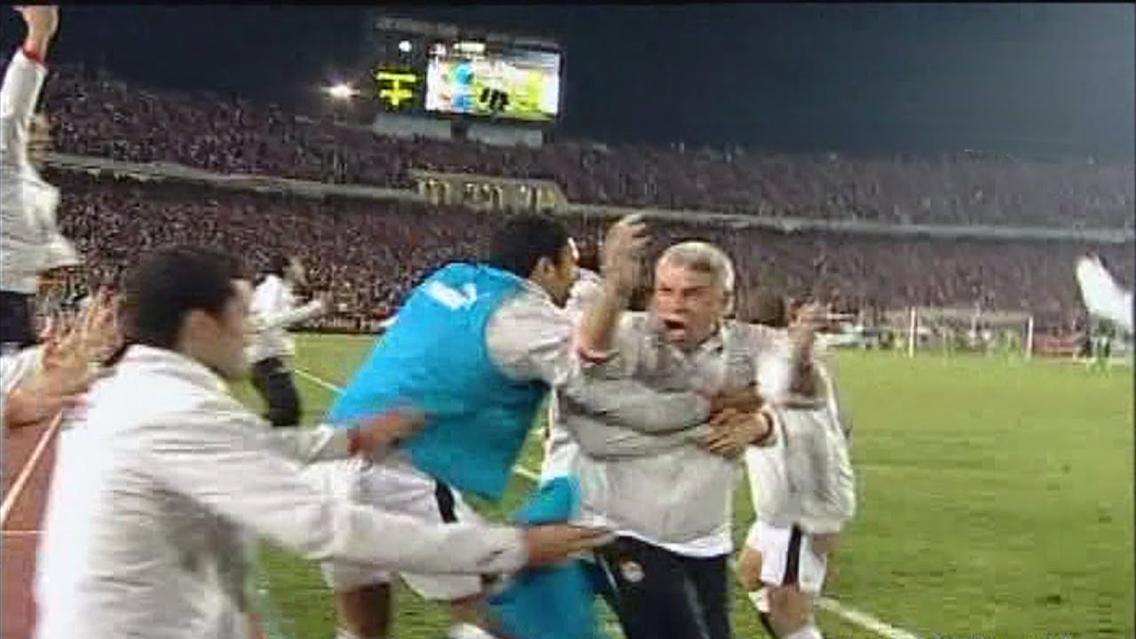 اللحظات الأخيرة من مباراة مصر والجزائر تصفيات كاس العالم 2010 (هدف عماد متعب 90+)