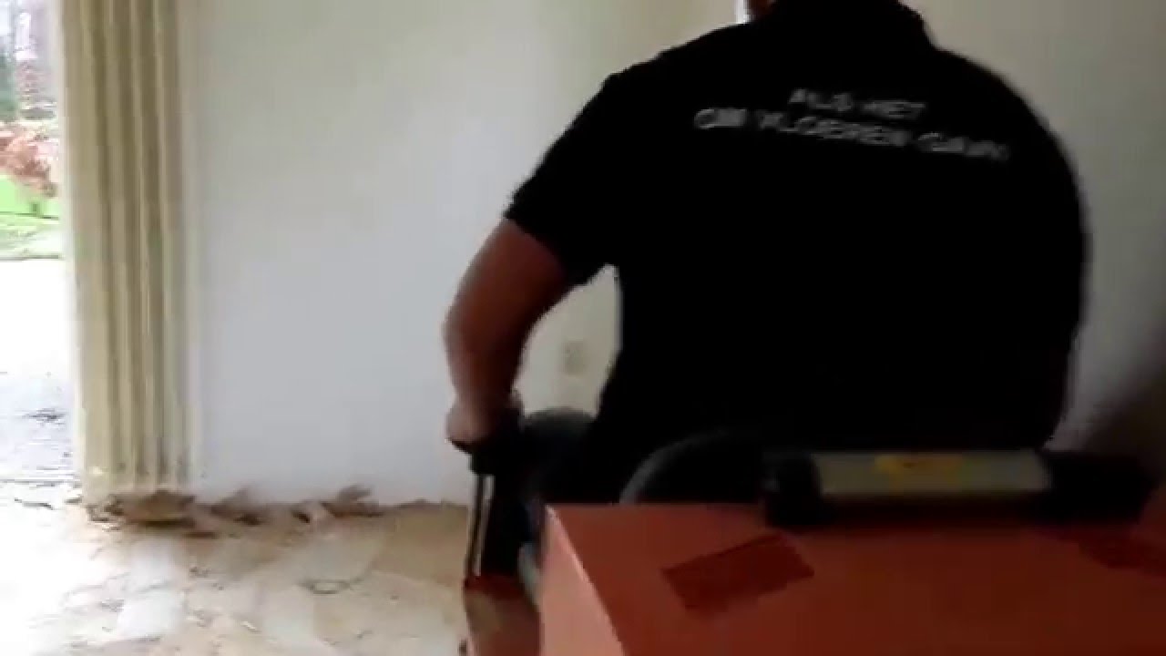 Parketvloer inclusief verlijmd spaanplaat verwijderen met onze Ride-On Vloerstripper