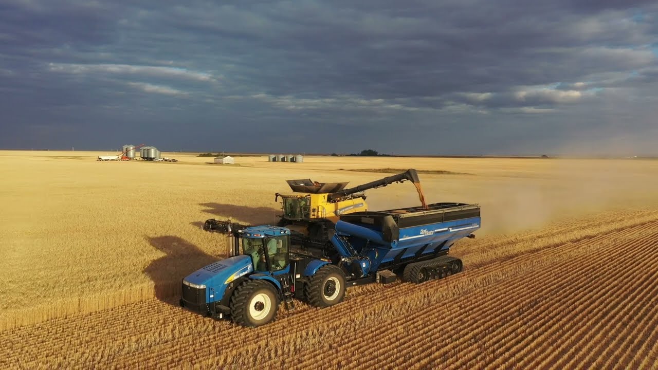 CR New Holland 8.90's and a Deere 9650 Harvesting in Saskatchewan