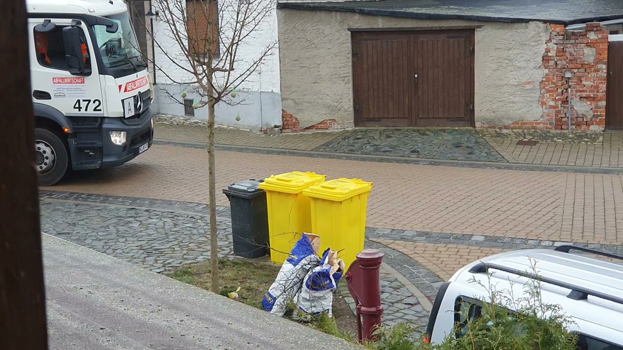 Entleerung der Restmülltonne /Müllabfuhr/Garbagetruck/Mercedes