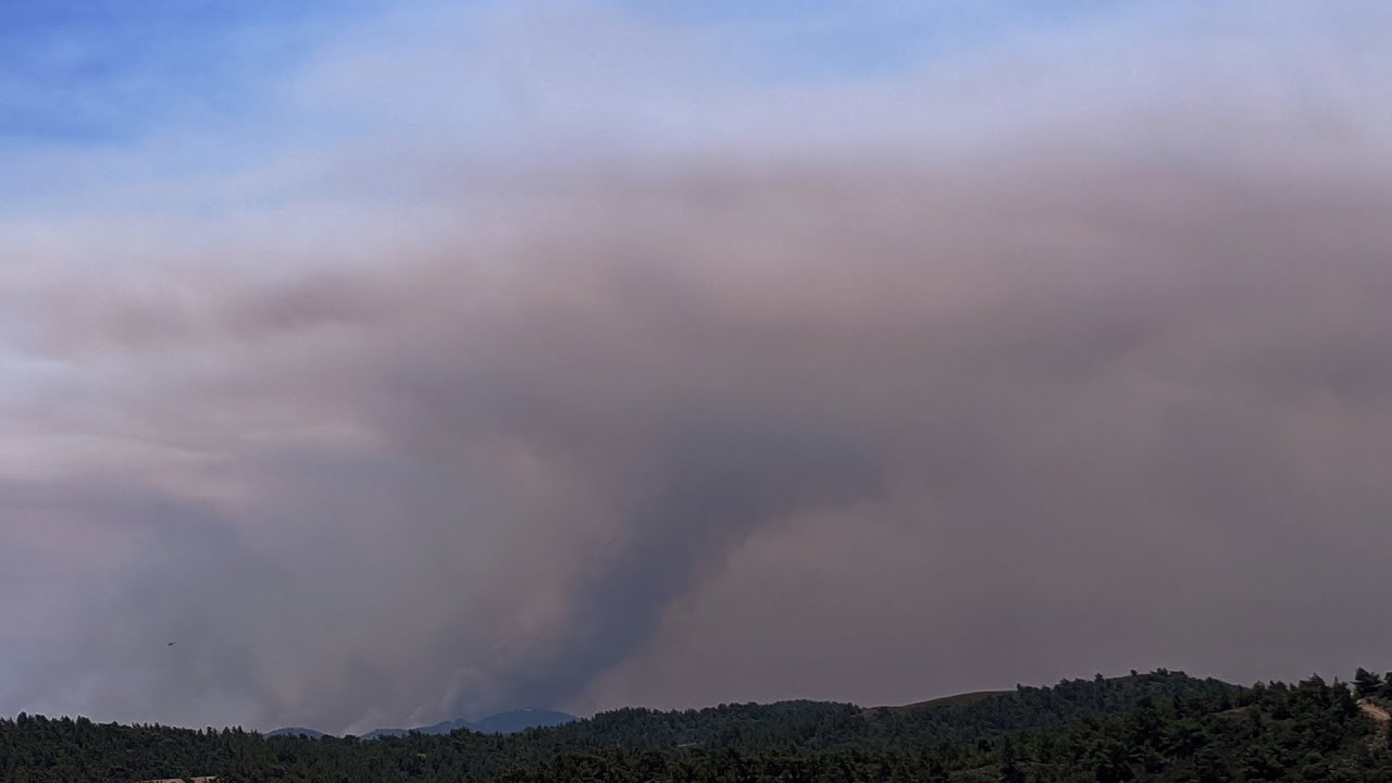 Ο καπνός από την φωτιά στα Απόλλωνα έφτασε στην Ψίνθο