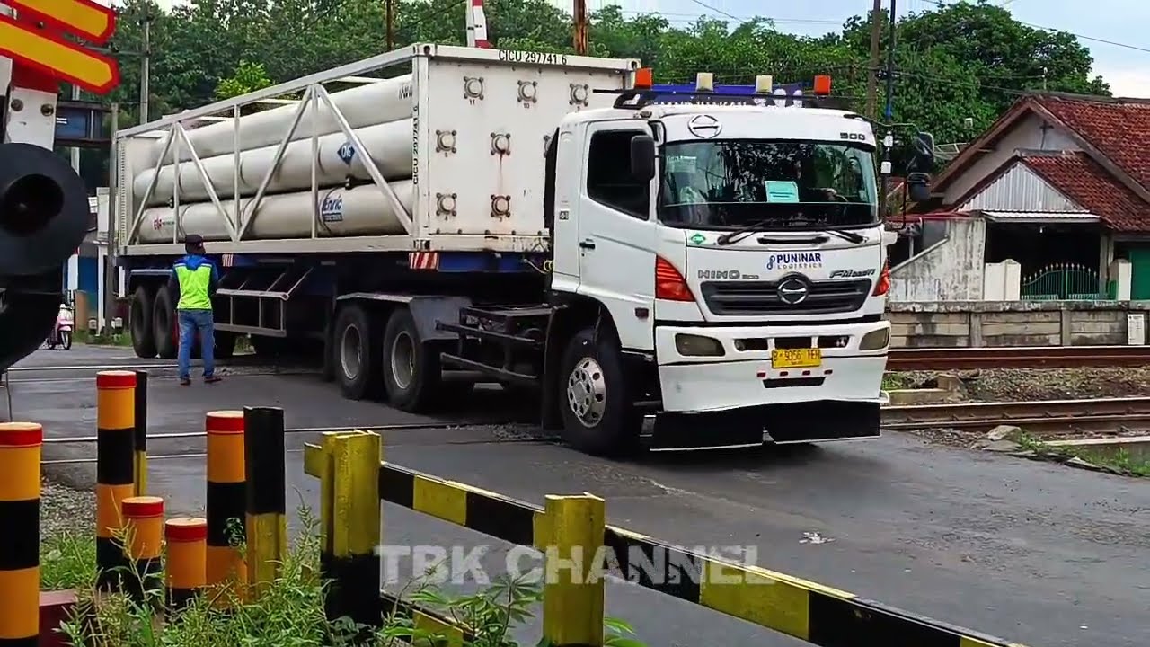 Truk - Truk Besar Melewati Rel Kereta Api #2
