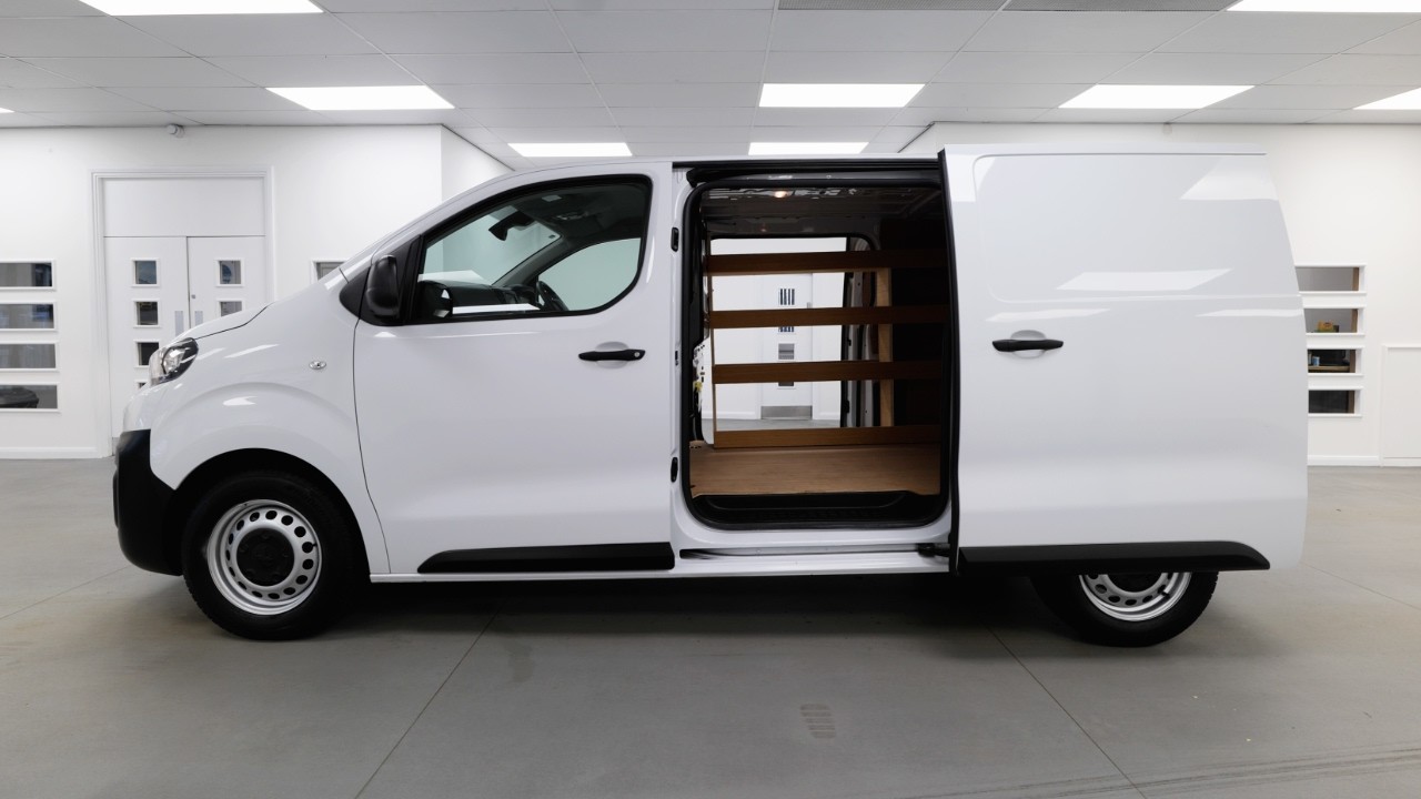 Peugeot Expert 1000 1.5 Professional Premium Plus Edition Medium Wheelbase 6dr - YP23 GGV - VanStar